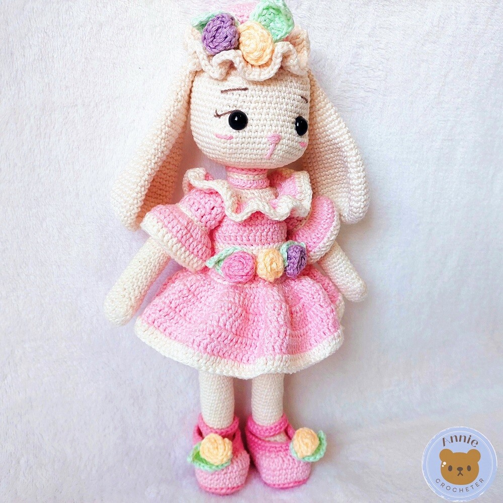 Coelhinha de Crochê Com Vestido e Chapéu de Rosas
