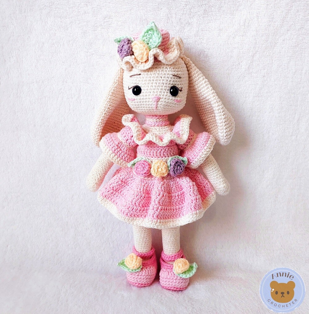 Coelhinha de Crochê Com Vestido e Chapéu de Rosas