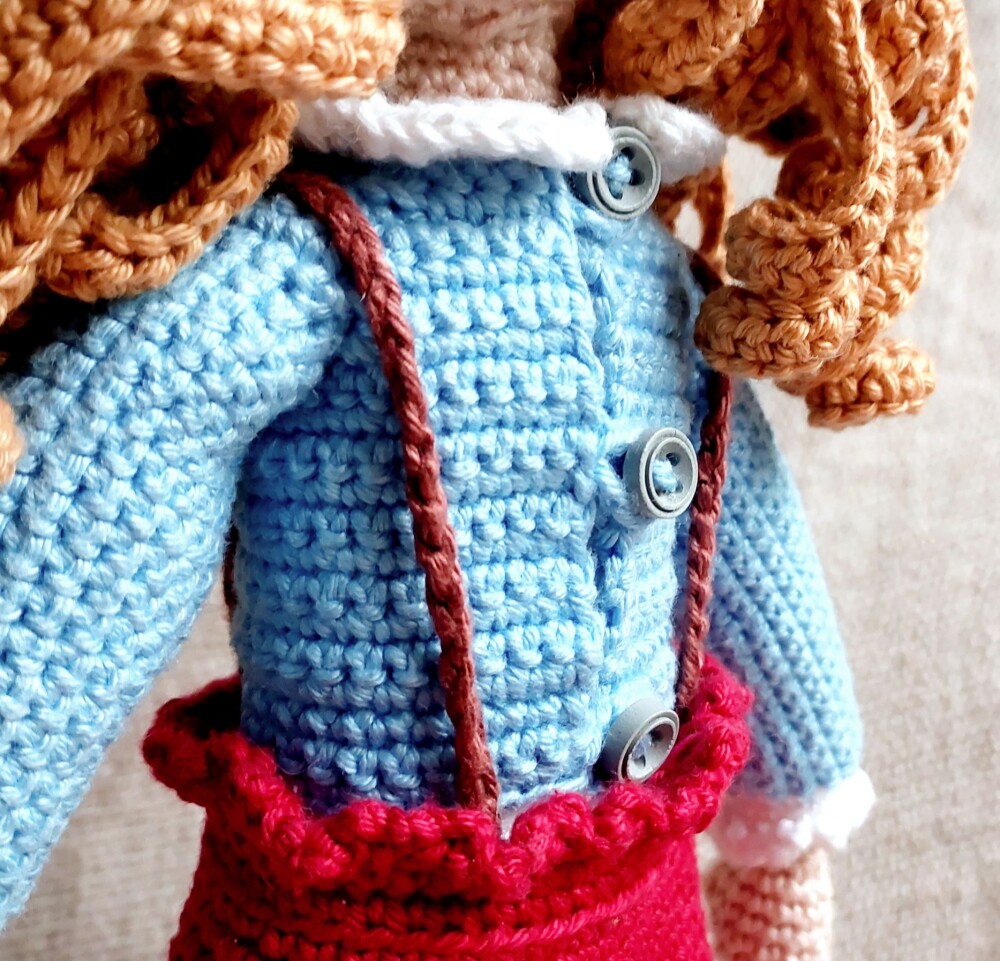 Boneca de Crochê Com Boina e Livro Kaylin Amigurumi