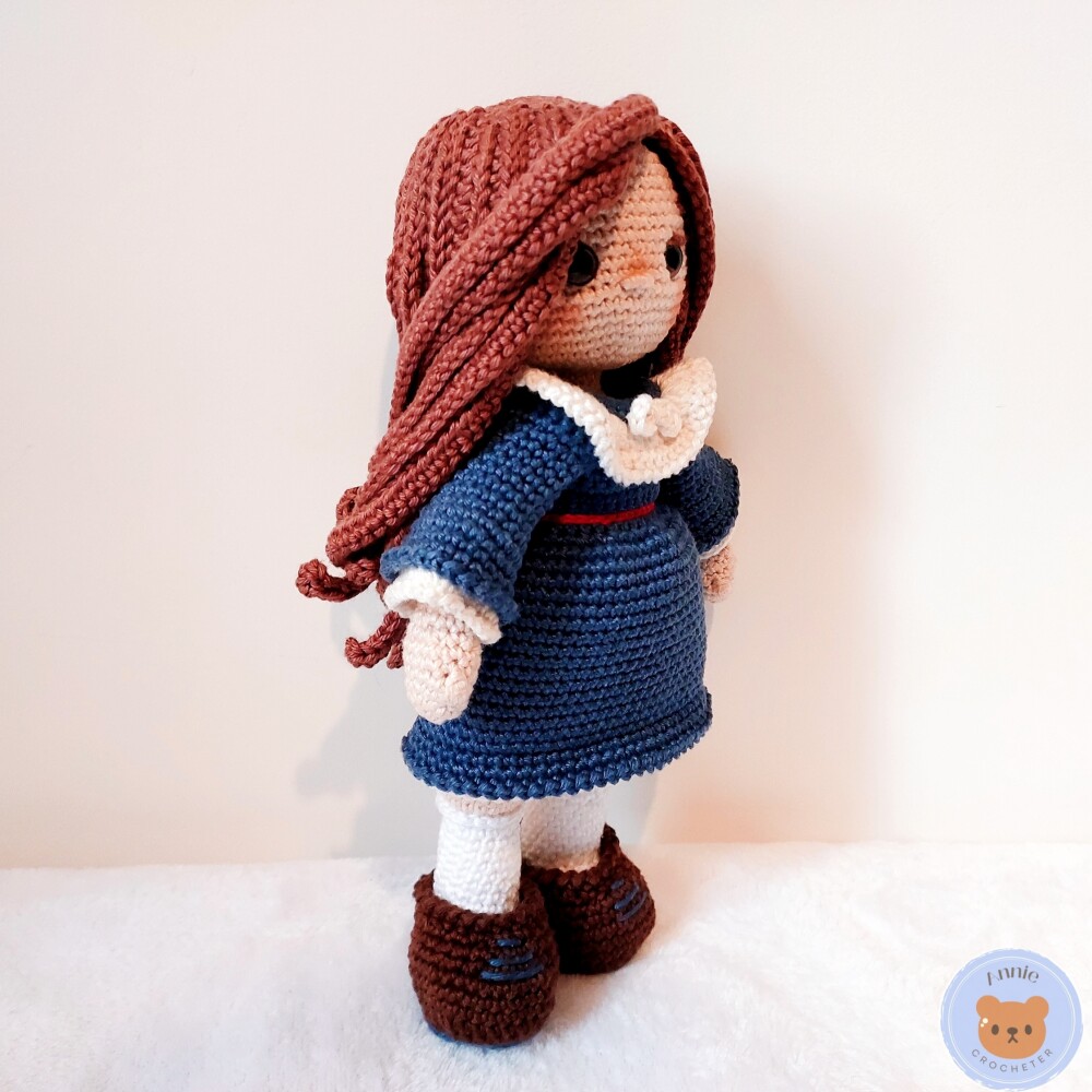 Boneca de Crochê Anne Amigurumi com Vestido e Chapeu com Rosas