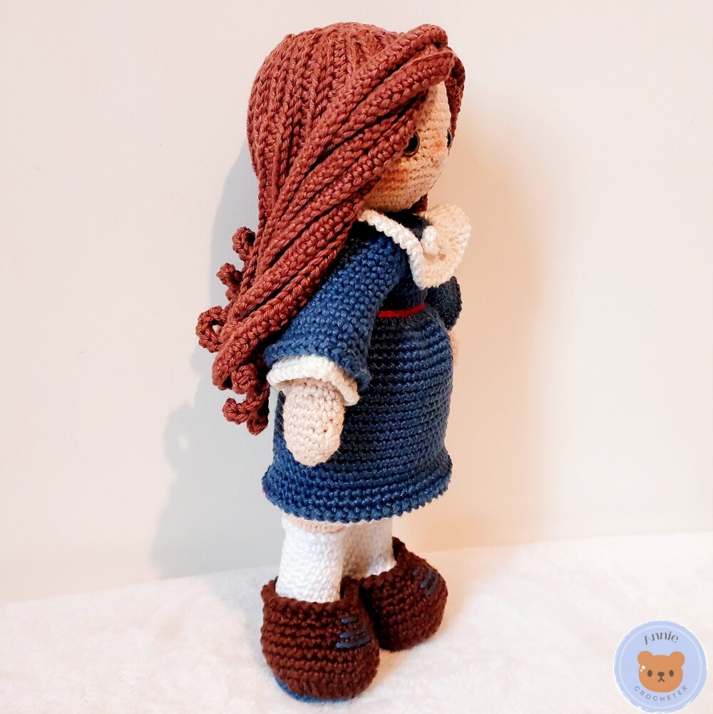 Boneca de Crochê Anne Amigurumi com Vestido e Chapeu com Rosas
