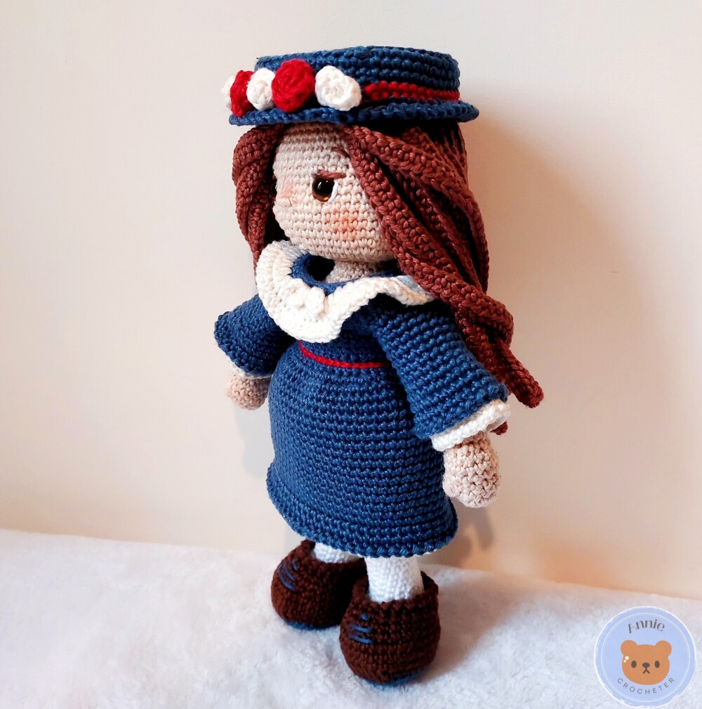 Boneca de Crochê Anne Amigurumi com Vestido e Chapeu com Rosas