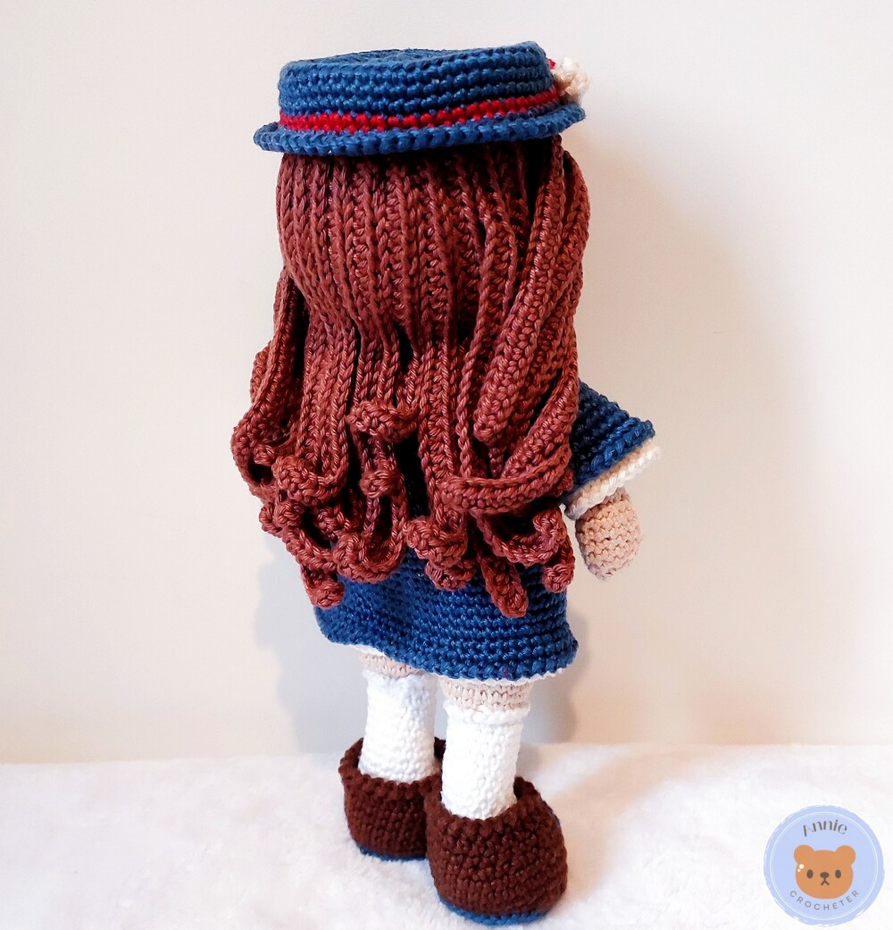 Boneca de Crochê Anne Amigurumi com Vestido e Chapeu com Rosas