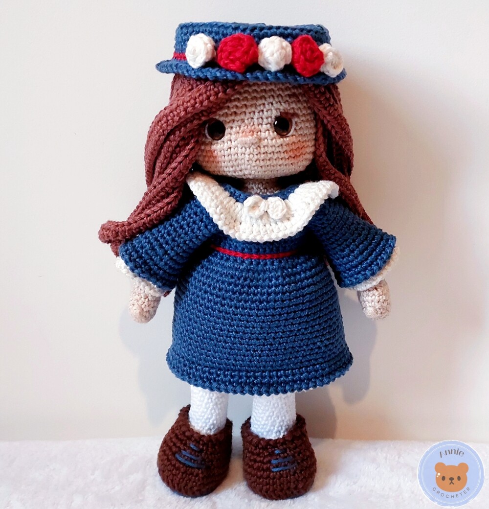 Boneca de Crochê Anne Amigurumi com Vestido e Chapeu com Rosas