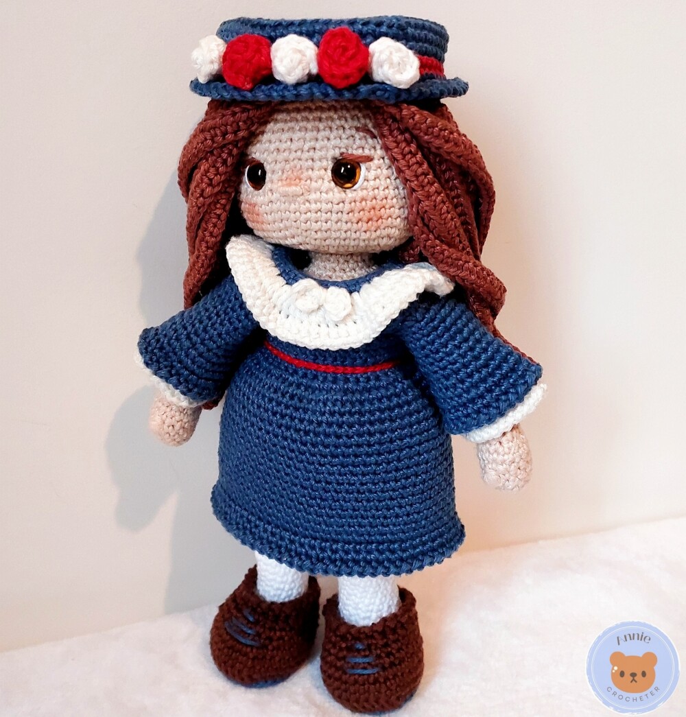 Boneca de Crochê Anne Amigurumi com Vestido e Chapeu com Rosas