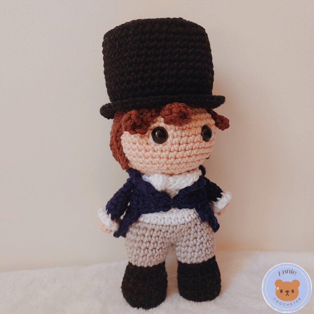 Boneco de Crochê Sr. Darcy Amigurumi Orgulho e Preconceito