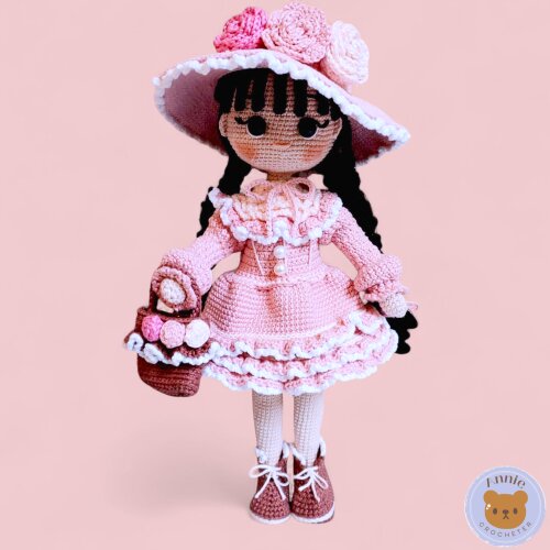 Boneca de Crochê Josephine Amigurumi Rosa com Branco Cabelo Preto