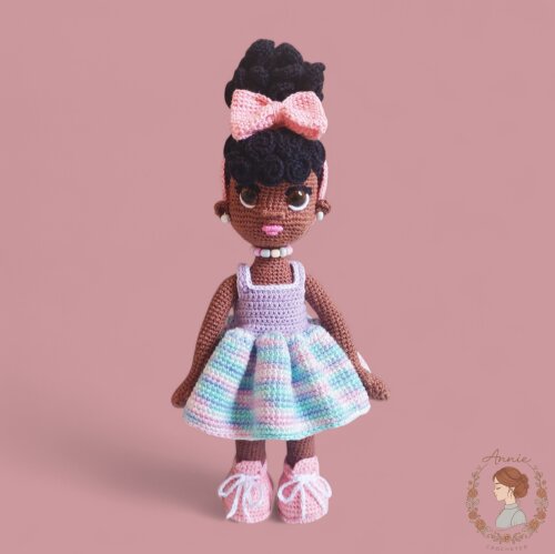 Boneca de Crochê Nívea Amigurumi Cores Claras