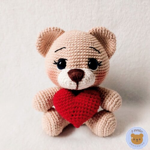 Boneco Ursinho de Crochê com Coração Amigurumi Bege