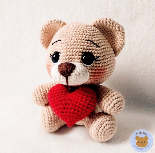 Boneco Ursinho de Crochê com Coração Amigurumi Bege
