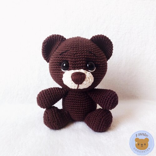 Boneco Ursinho de Crochê com Coração Pardo Amigurumi