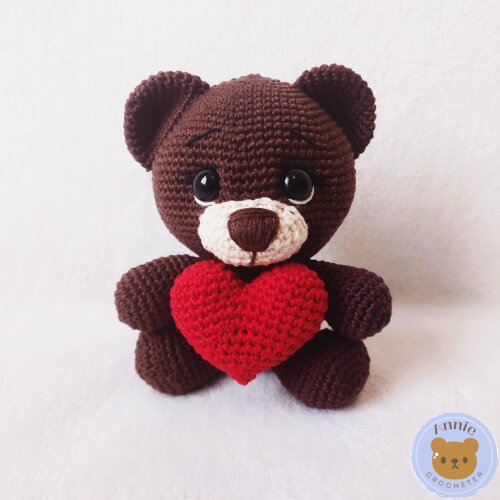 Boneco Ursinho de Crochê com Coração Pardo Amigurumi
