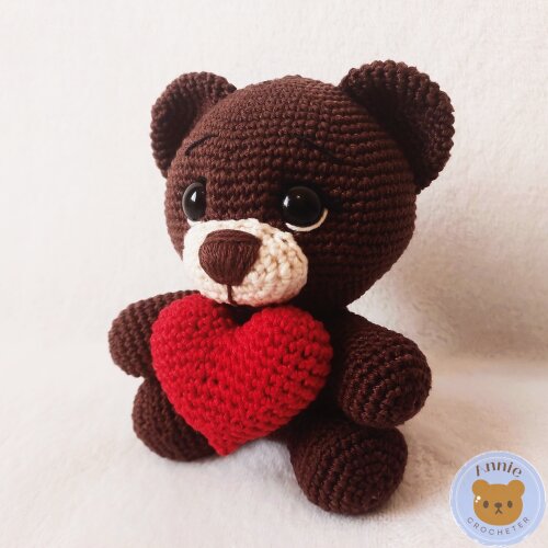 Boneco Ursinho de Crochê com Coração Pardo Amigurumi