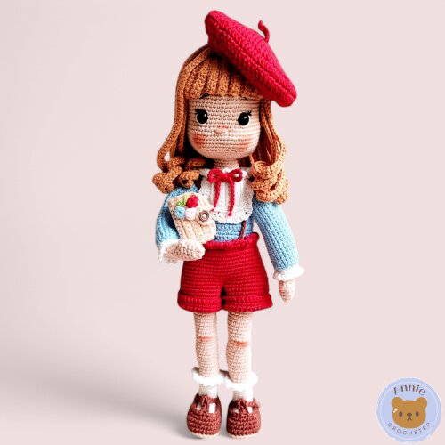 Boneca de Crochê Com Boina e Livro Kaylin Amigurumi