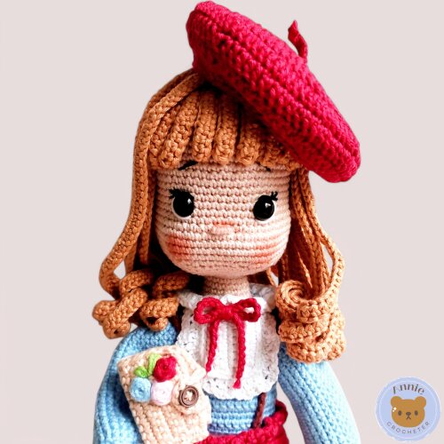 Boneca de Crochê Com Boina e Livro Kaylin Amigurumi