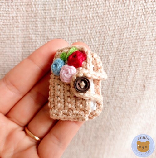 Boneca de Crochê Com Boina e Livro Kaylin Amigurumi