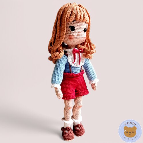 Boneca de Crochê Com Boina e Livro Kaylin Amigurumi