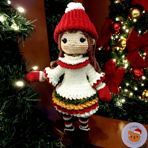Boneca Natalina de Crochê com Gorro e Luvas