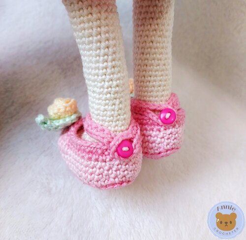 Coelhinha de Crochê Com Vestido e Chapéu de Rosas