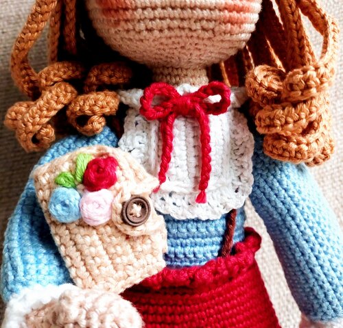 Boneca de Crochê Com Boina e Livro Kaylin Amigurumi