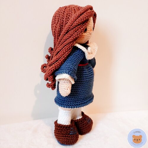 Boneca de Crochê Anne Amigurumi com Vestido e Chapeu com Rosas