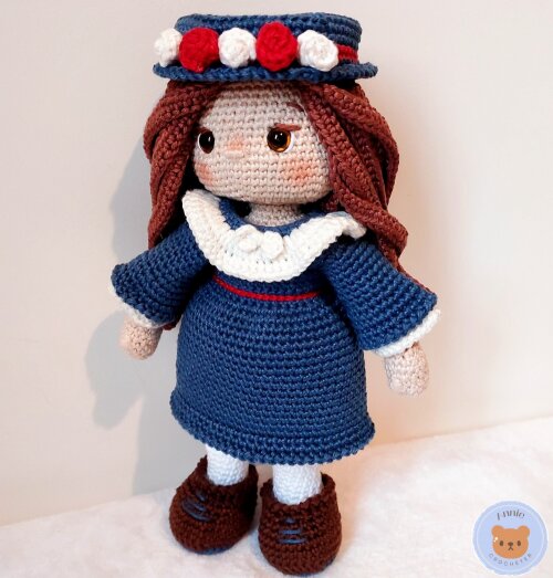 Boneca de Crochê Anne Amigurumi com Vestido e Chapeu com Rosas