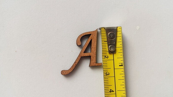 Letrinhas de MDF recortadas a laser