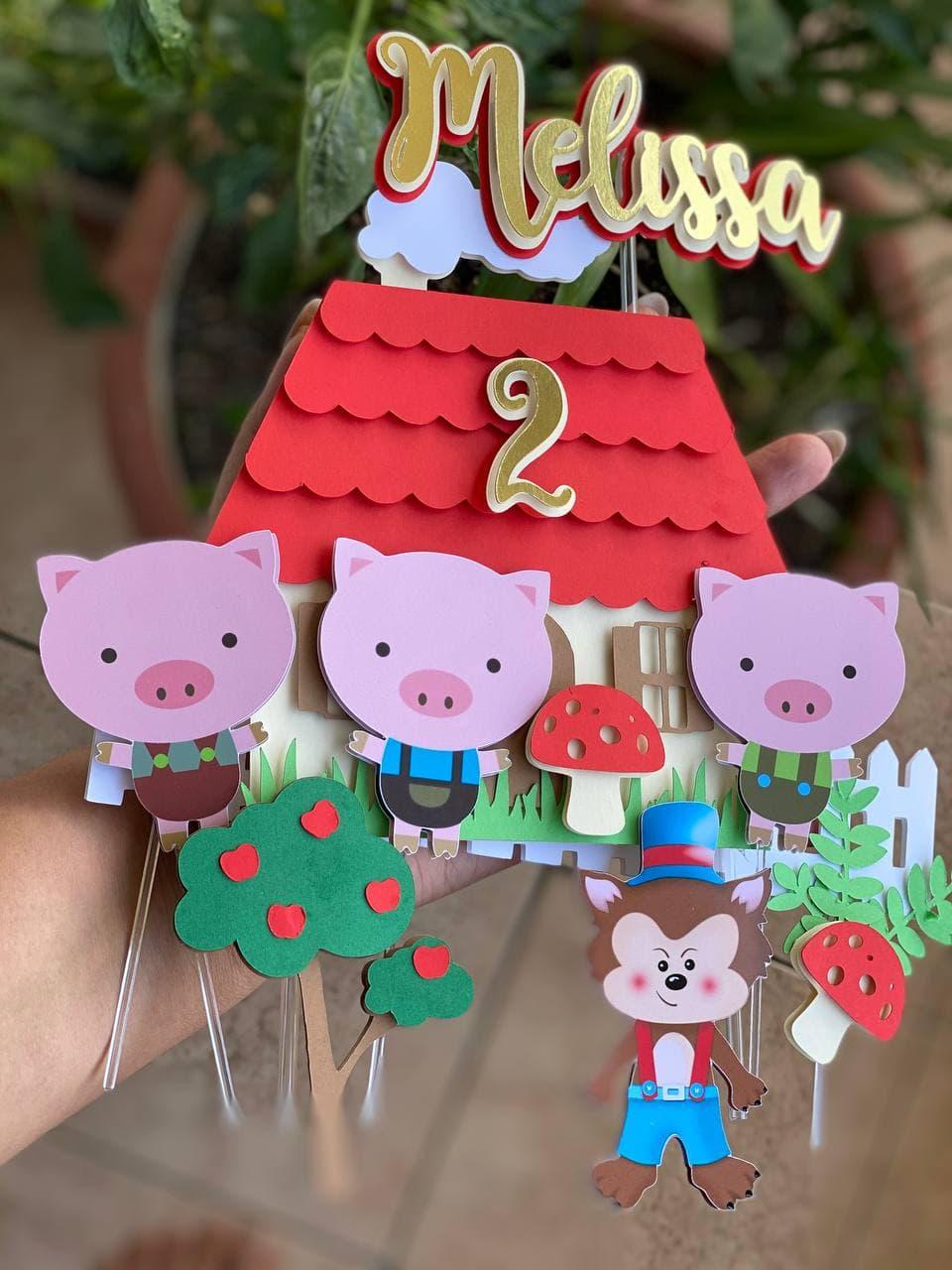 Topo de Bolo Porquinhos e Lobo Melissa - Studio