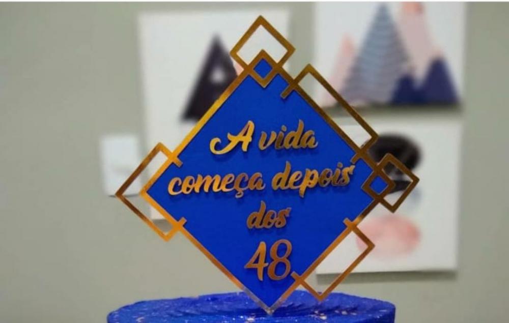 TOPO DE BOLO A VIDA COMEÇA DEPOIS DOS 48 -STUDIO