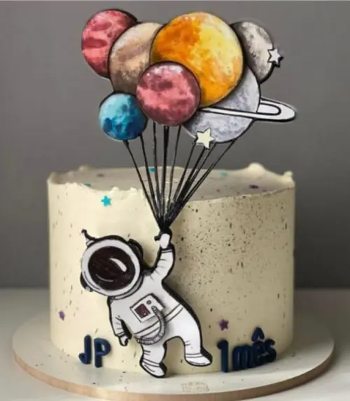 Topo de Bolo Astronauta Segurando Planetas - Studio