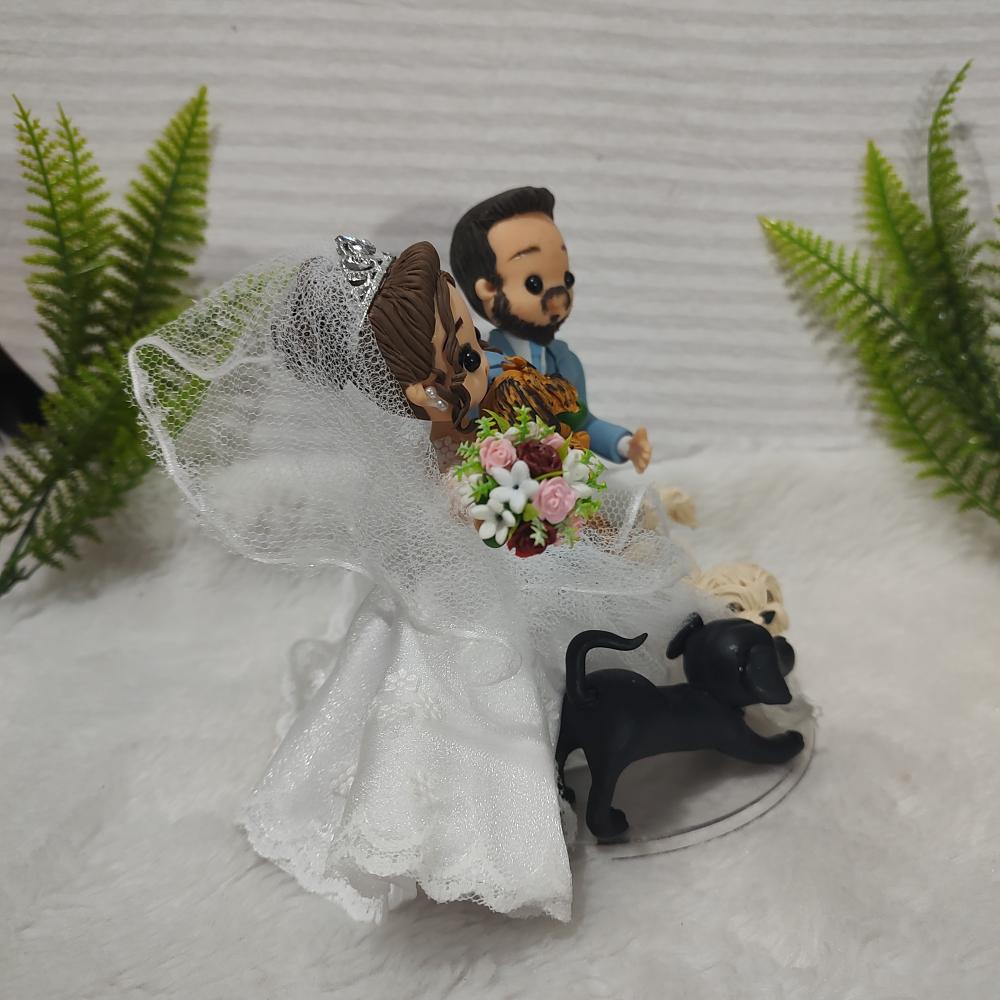 Topo de bolo de casamento: Noivinhos com pets em biscuit personal