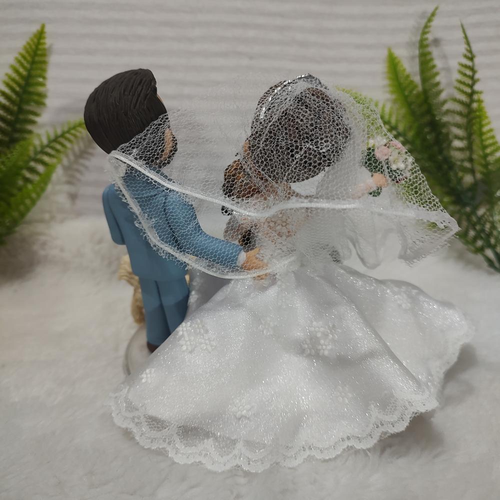 Topo de bolo de casamento: Noivinhos com pets em biscuit personal