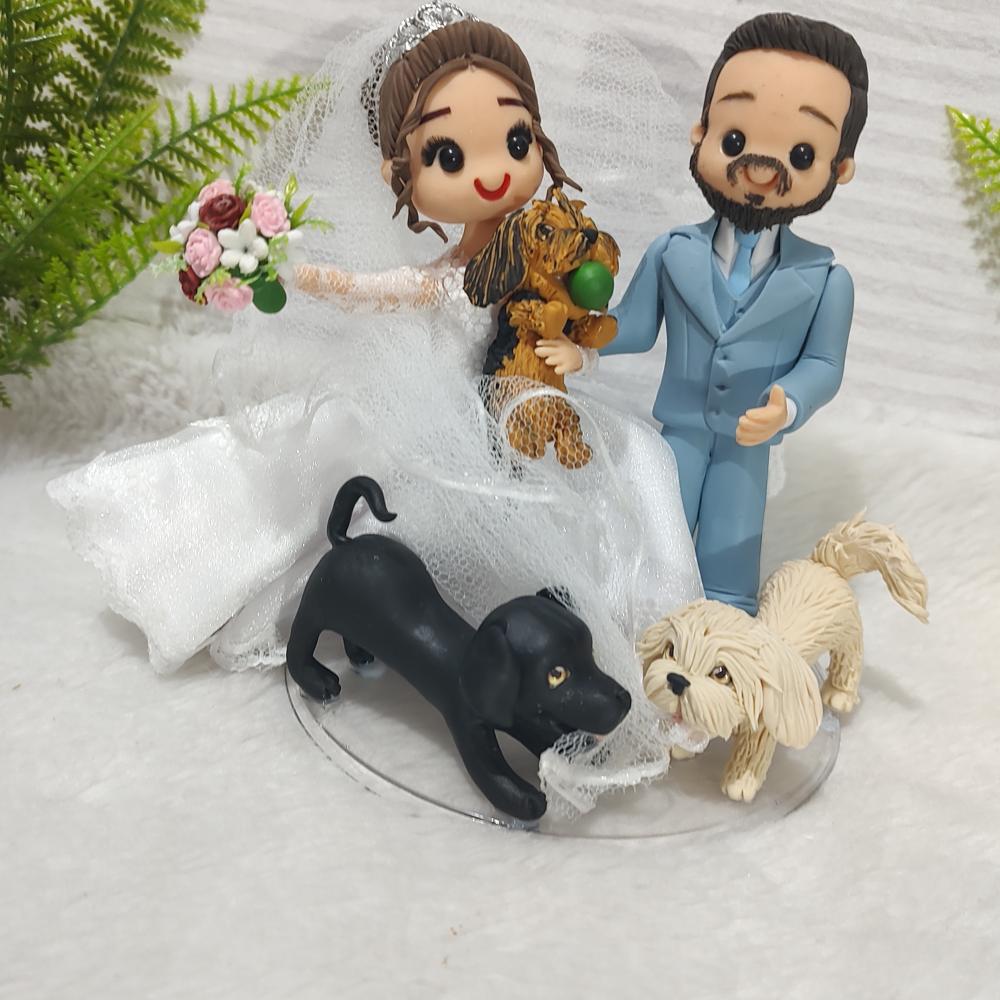 Topo de bolo de casamento: Noivinhos com pets em biscuit personal