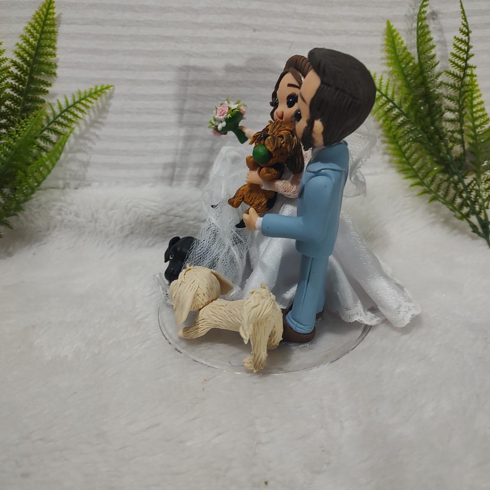 Topo de bolo de casamento: Noivinhos com pets em biscuit personal