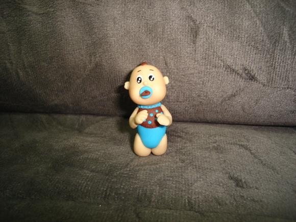 bebê ajoelhado