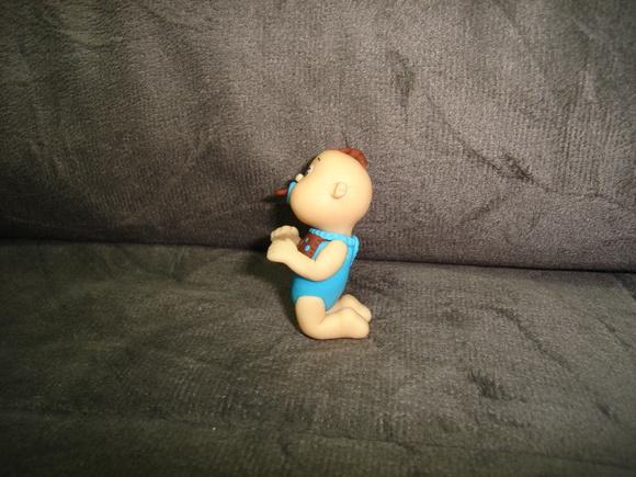 bebê ajoelhado