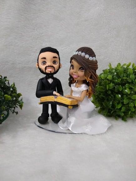 Casal de noivinhos com bíblia sagrada