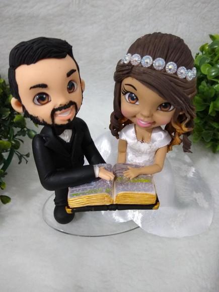 Casal de noivinhos com bíblia sagrada