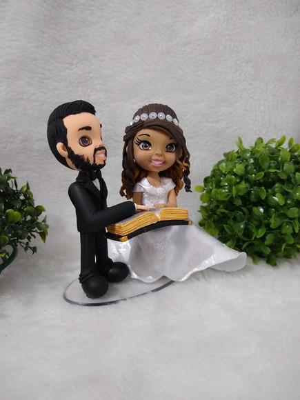 Casal de noivinhos com bíblia sagrada