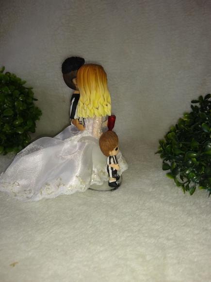 Casal De Noivinhos Com Filho E Objetos
