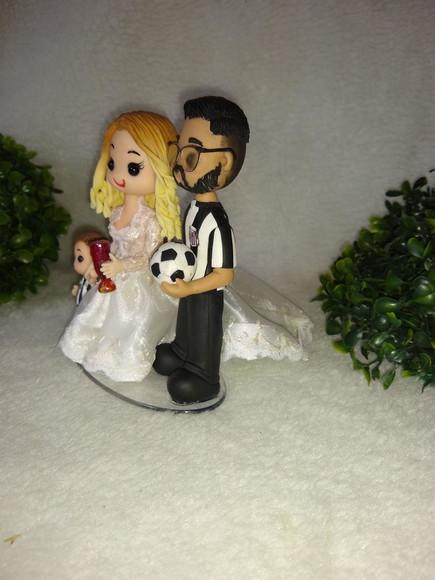 Casal De Noivinhos Com Filho E Objetos
