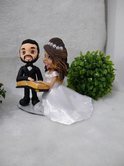 Casal de noivinhos com bíblia sagrada