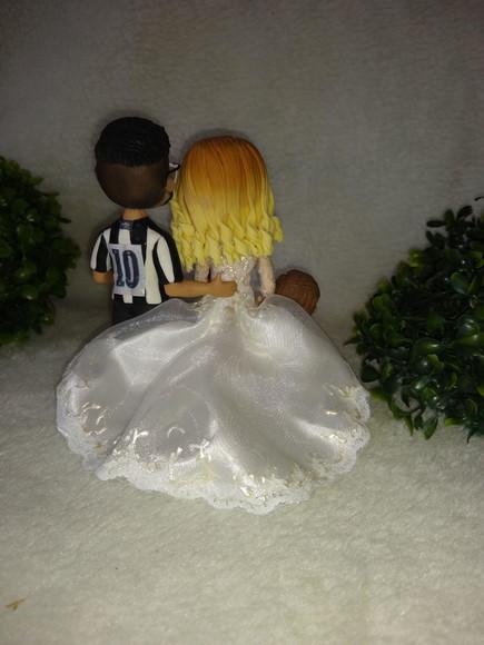Casal De Noivinhos Com Filho E Objetos