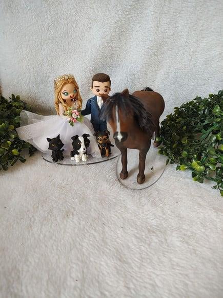 Casal de Noivinhos com Pet e Um Cavalo
