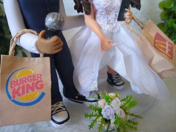 Casal De Noivinhos Com Lanche