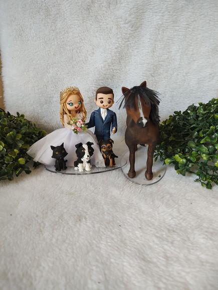 Casal de Noivinhos com Pet e Um Cavalo