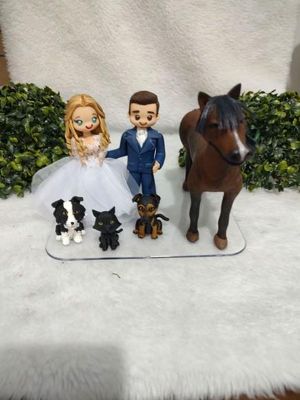Casal de Noivinhos com Pet e Um Cavalo