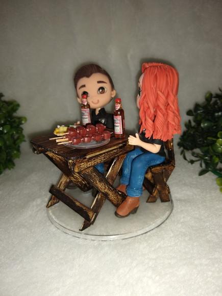 Casal de noivinhos no bar