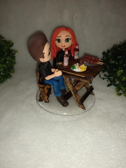 Casal de noivinhos no bar