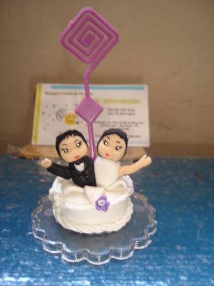 Casal saindo do bolo